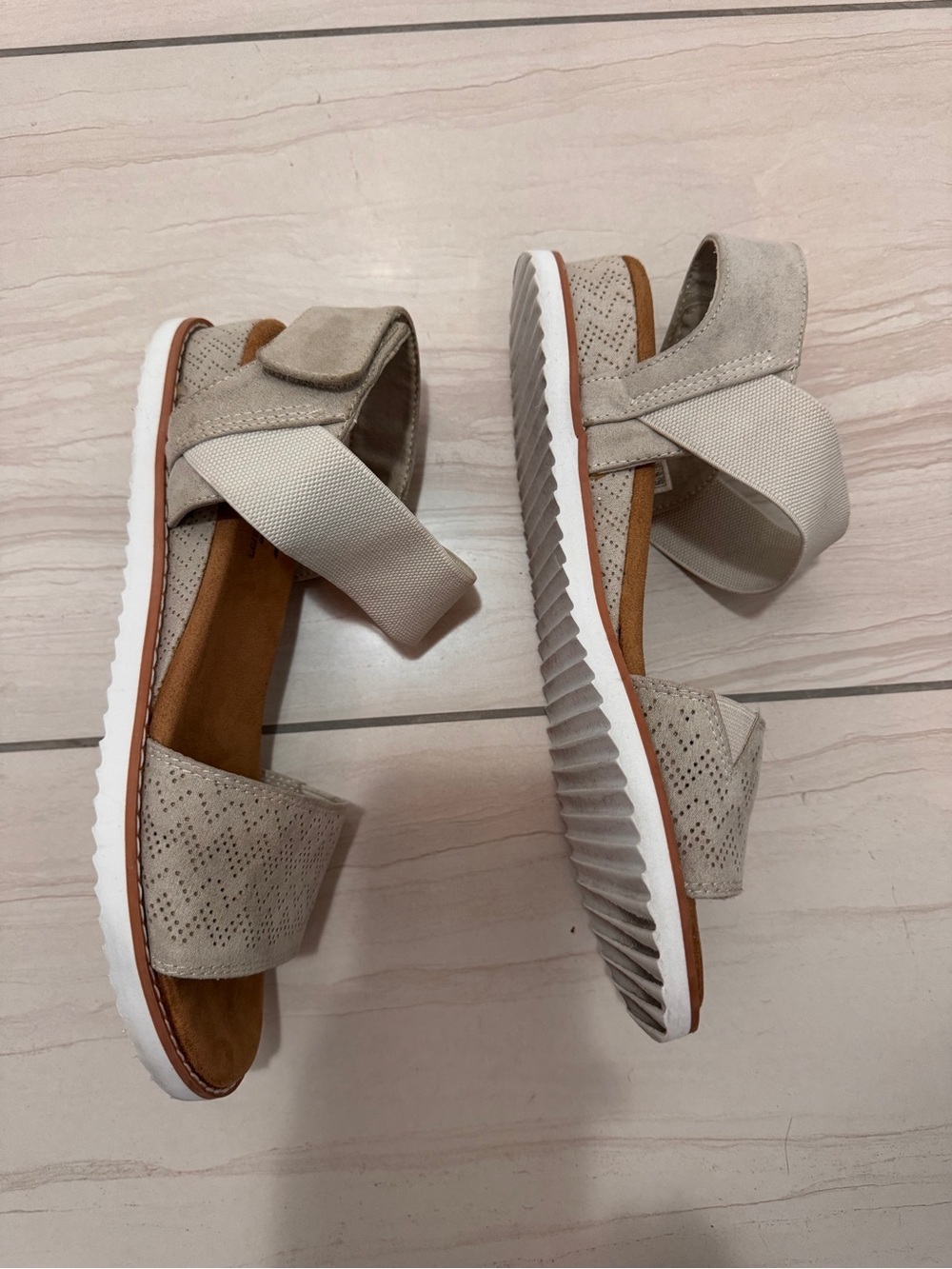 BOBS from Skechers Taupe/Grey Strap Sandals Wedge Heel Vegan Friendly Sz 9 W - Picture 2 of 10